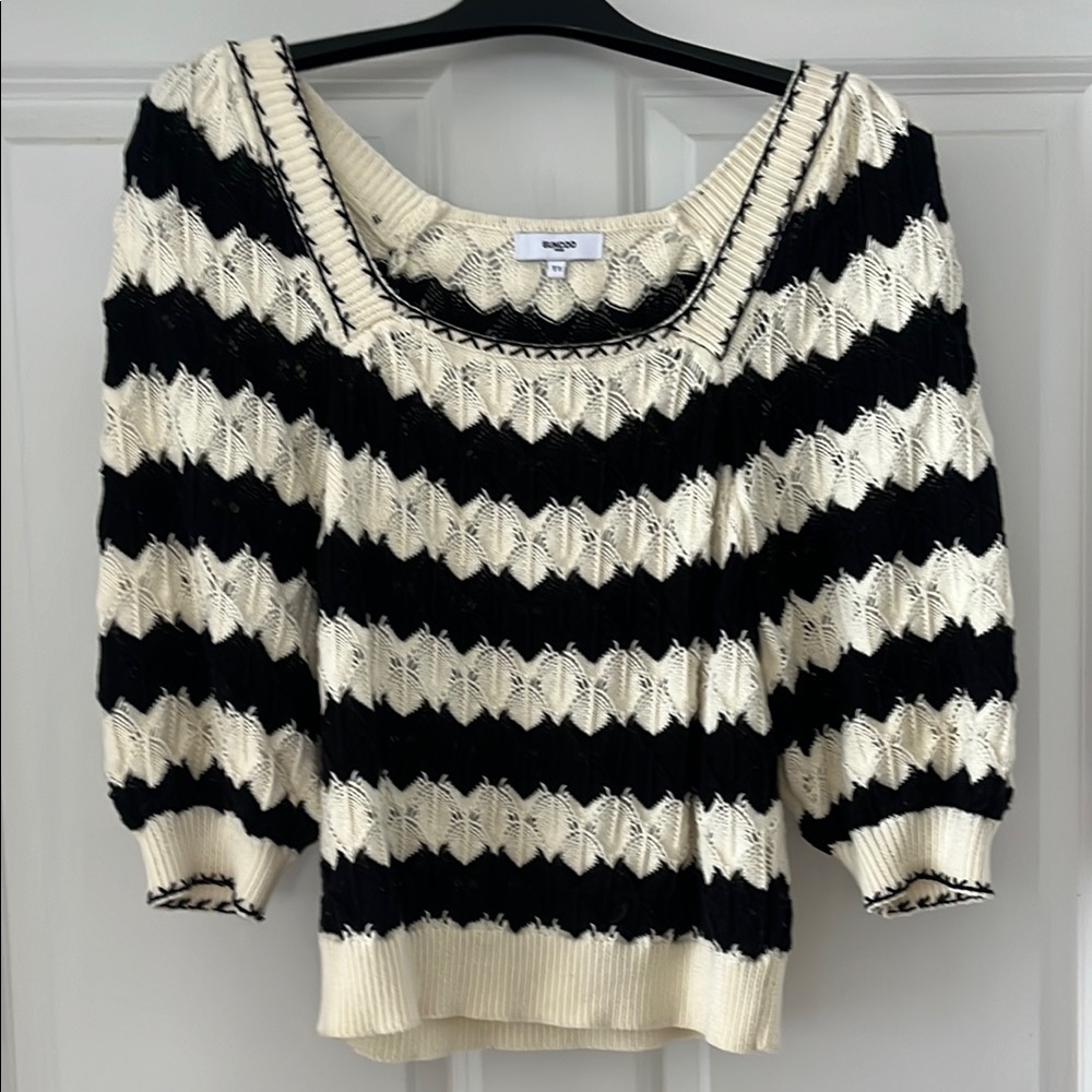 Women's chevron cropped sleeve sweater.